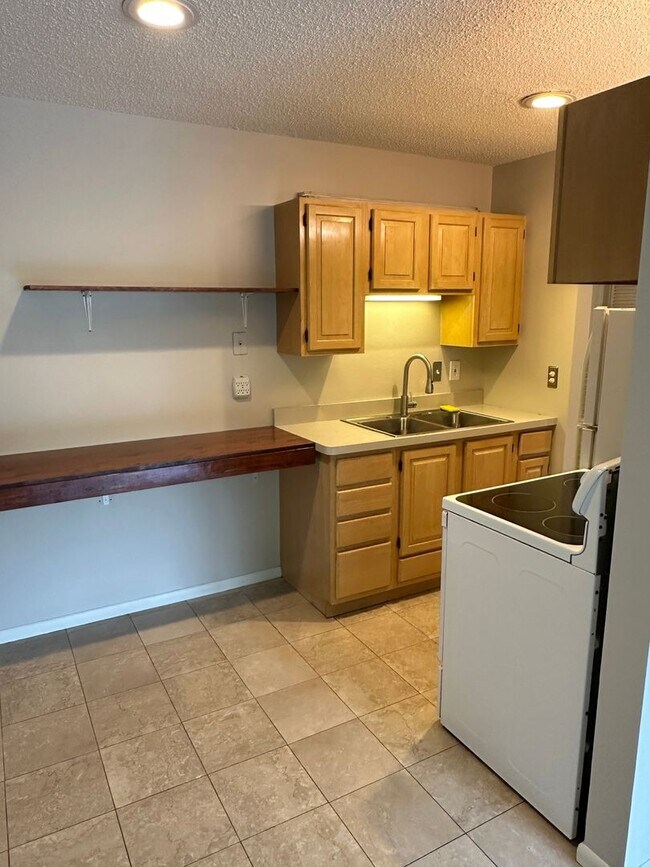 Building Photo - Charming 1BR Condo in Uptown Minneapolis