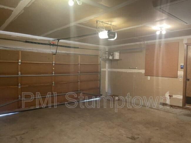 Building Photo - 14745 SW Surrey Ct
