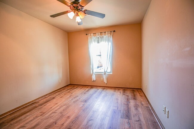 Building Photo - Beautiful 4 Bedroom/2 Bath Home