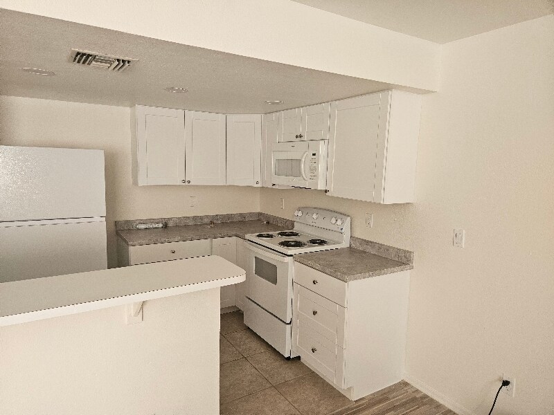 Building Photo - 3440 Sunriver Rd