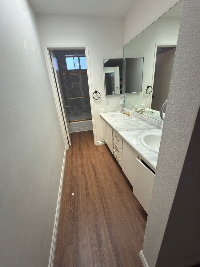 Building Photo - DESIRABLE TWO BEDROOM TWO BATH HOME IN STUDIO CITY