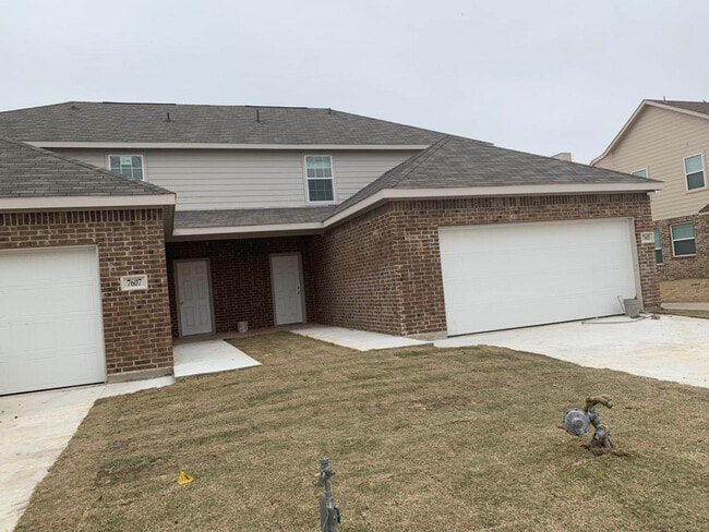 Building Photo - 4 Bed, 2.5 Bath Duplex