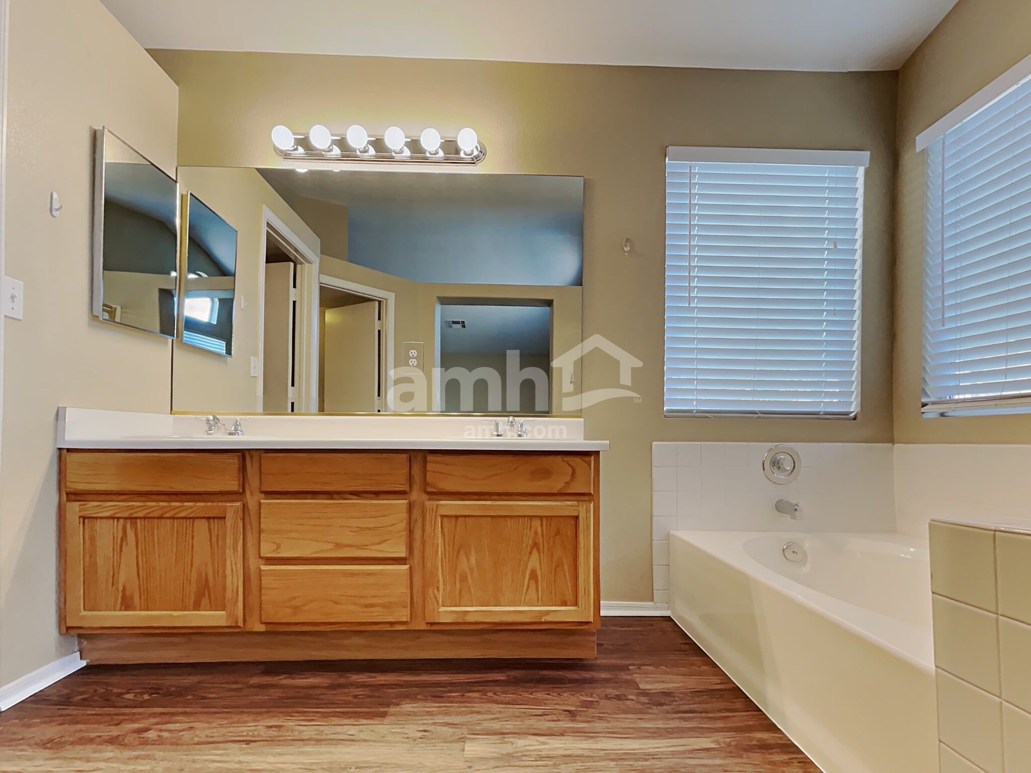 Building Photo - 909 Hornbeak Ct