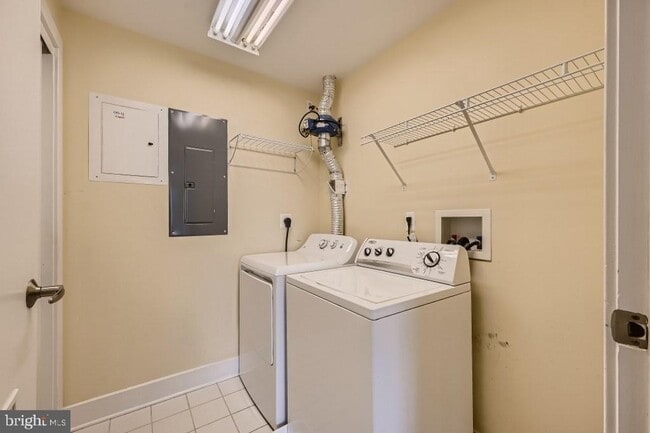 Building Photo - 2772 Lighthouse Point E