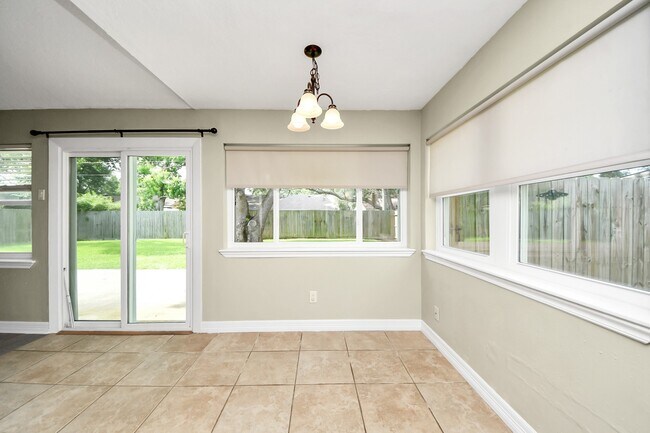 Building Photo - 1104 N Heron Dr