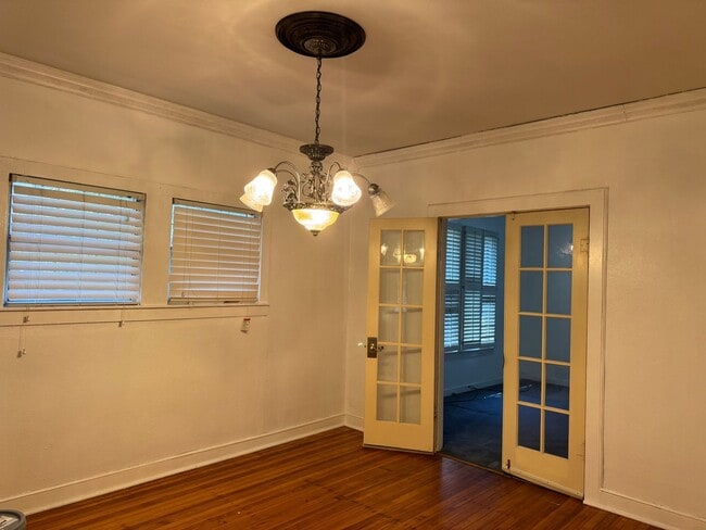 Building Photo - Adorable Cleburne Cottage