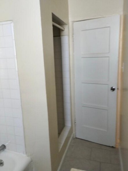 Building Photo - 901 S Kingsley Dr