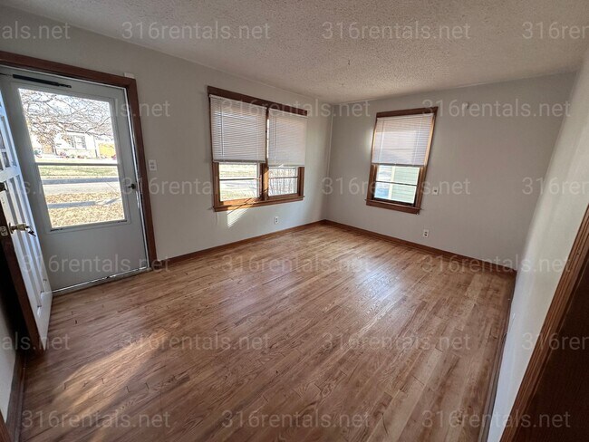 Building Photo - $895 - 2  bed 1 bath - Single Family Home *COMING SOON*