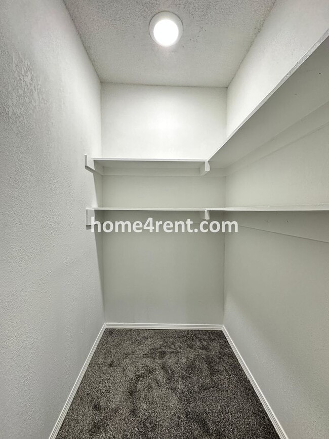 Building Photo - Updated 3 Bed, 2 Bath Ranch Home near Downtown Olathe!