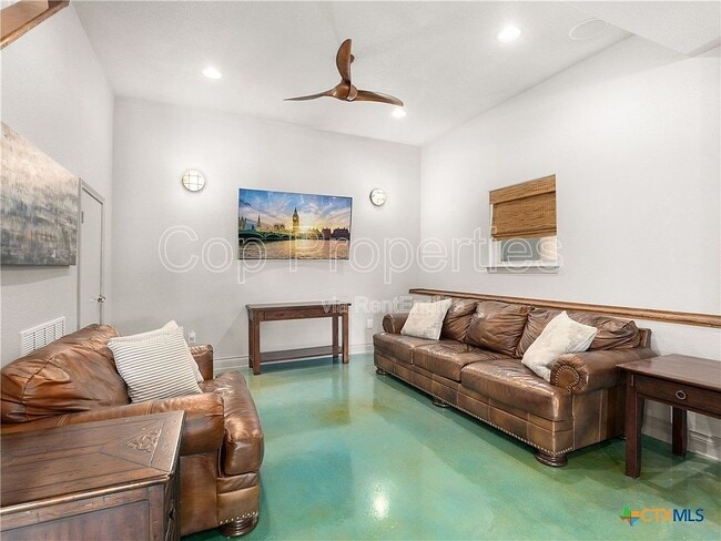 Building Photo - 321 Village View Dr