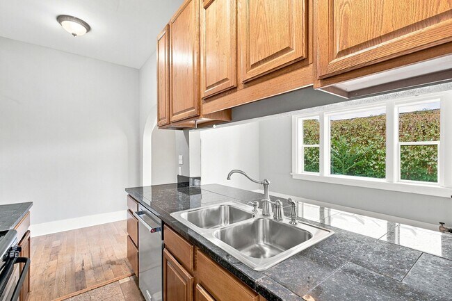 Building Photo - Charming 2-bedroom, 1-bath condo located in the heart of Denver