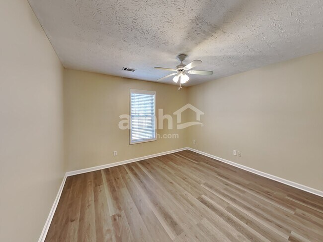 Building Photo - 7102 Independence Dr