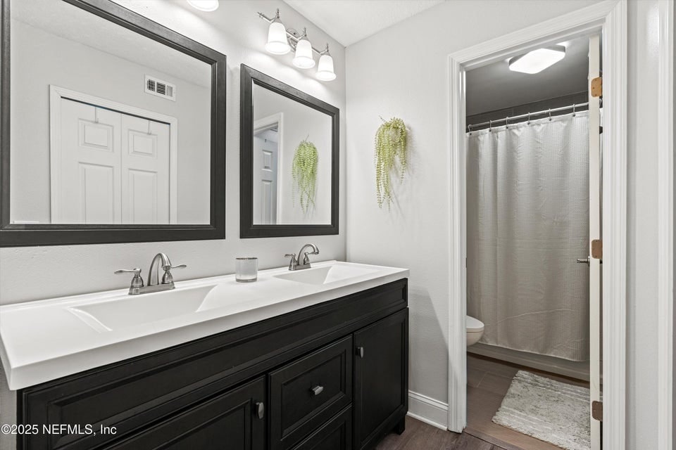 Master Bath - 132 La Pasada Cir W