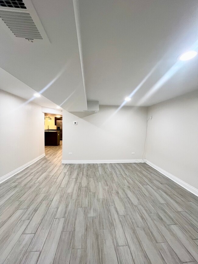 Building Photo - 5816 N Artesian Ave