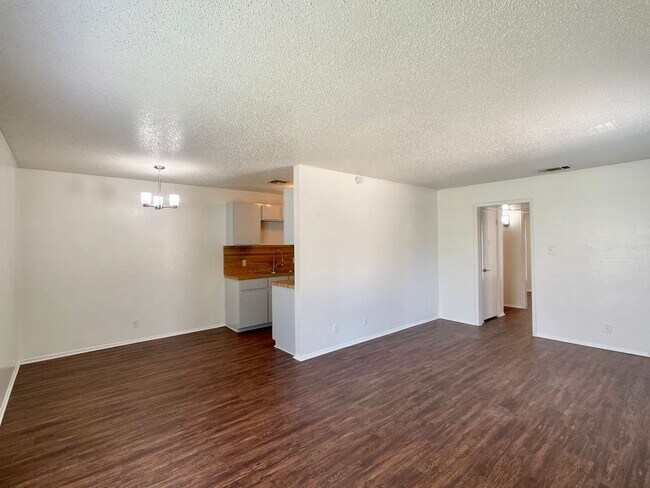 Building Photo - Upgraded 2/1 in South Austin