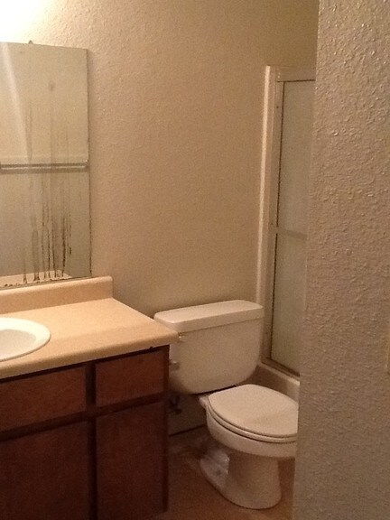 Building Photo - Triplex For Rent in Manteca