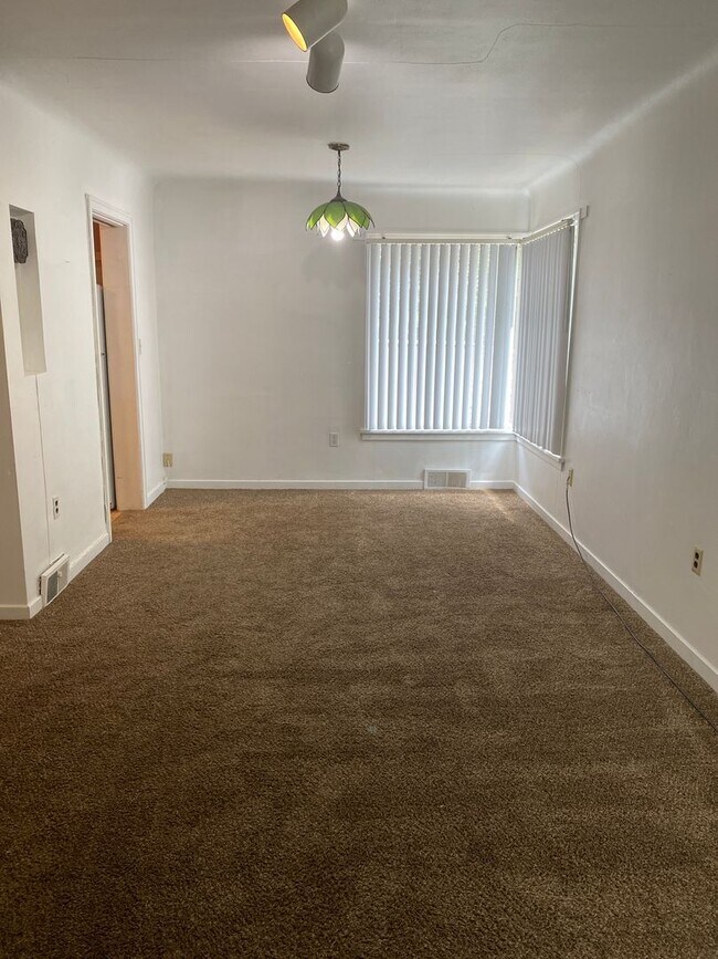 Building Photo - 1040 NE Alfred Ln