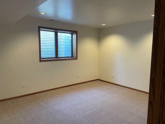 Building Photo - Beautiful Westend patio home