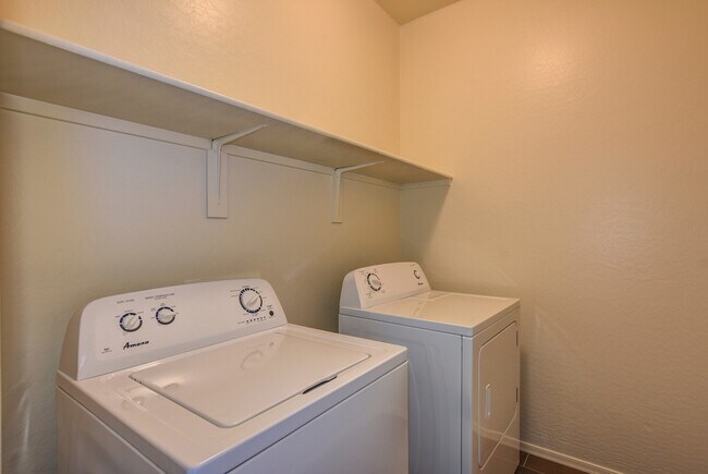 Building Photo - 8008 N Music Mountain Ln