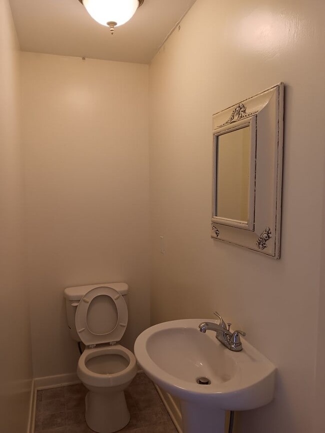 Building Photo - 3 BR Belmont Home with Fenced in Yard!