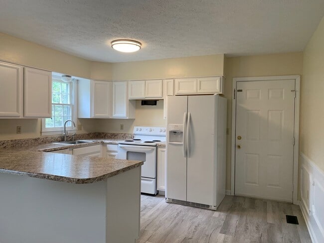 Building Photo - 4 Bedroom 2 Bath House