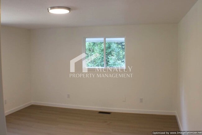 Building Photo - Newly Remodeled 3 bedroom home with Oversi...
