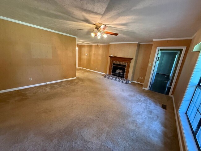 Building Photo - 102 Hickory Hill Dr