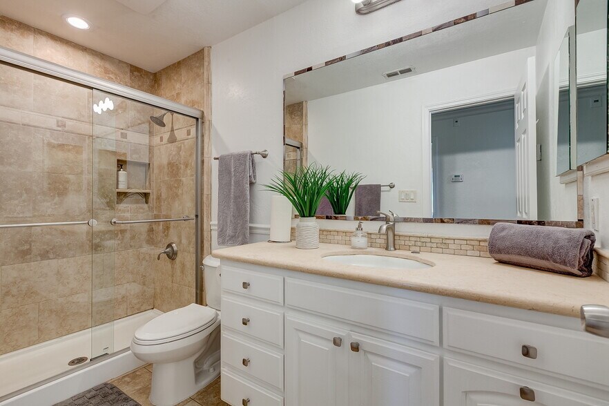 Building Photo - 3047 Montevideo Dr