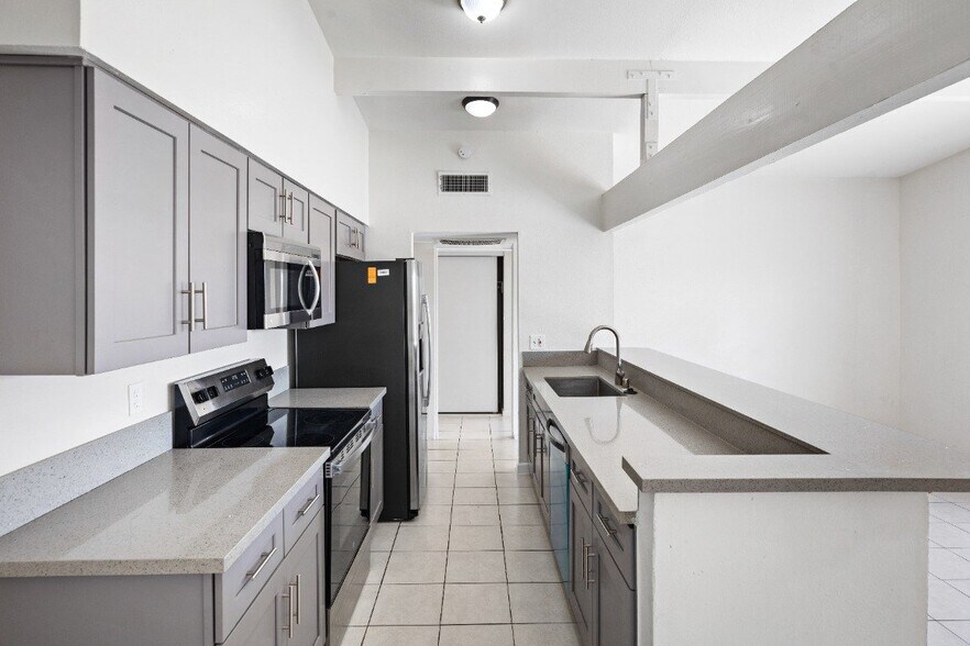 Building Photo - 221 Milinane Dr