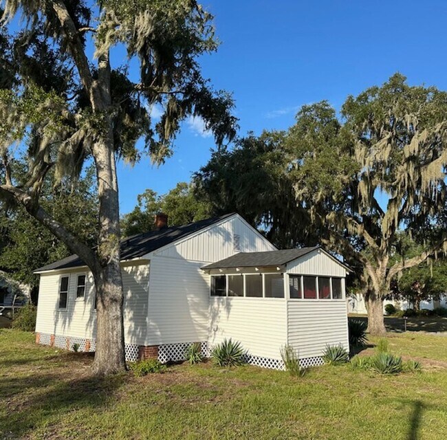 Building Photo - 1601 Columbia Ave