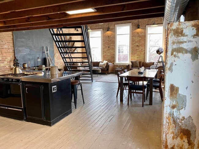 Building Photo - Modern 2BD Loft with Vintage Charm – Prime Historic Downtown Location!