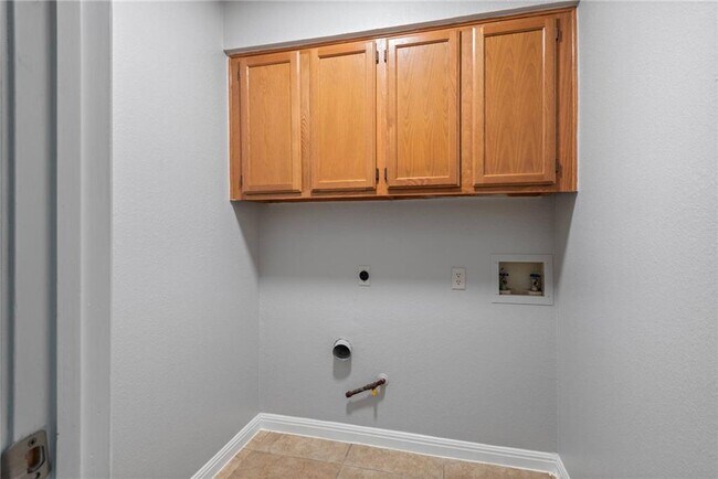 Building Photo - 1904 Dayflower Trce