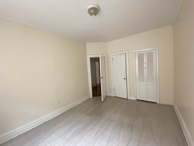 Building Photo - 172 W 49th St