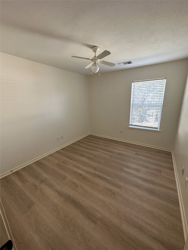 Building Photo - 204 Wood Hollow Dr