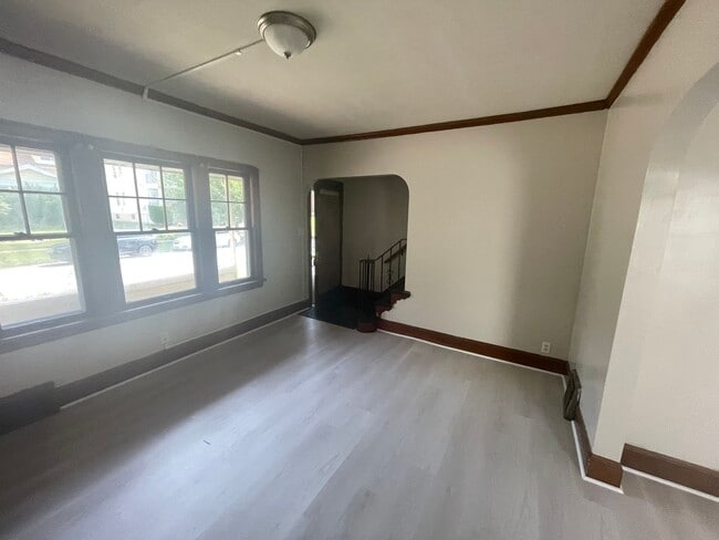 Building Photo - Section 8 Accepted! Spacious Newly Renovat...