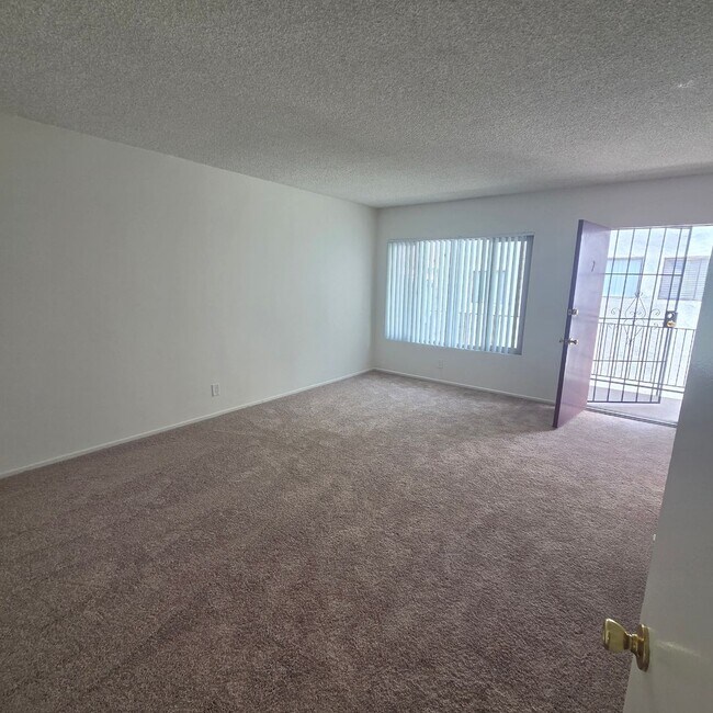 Interior Photo - 1043