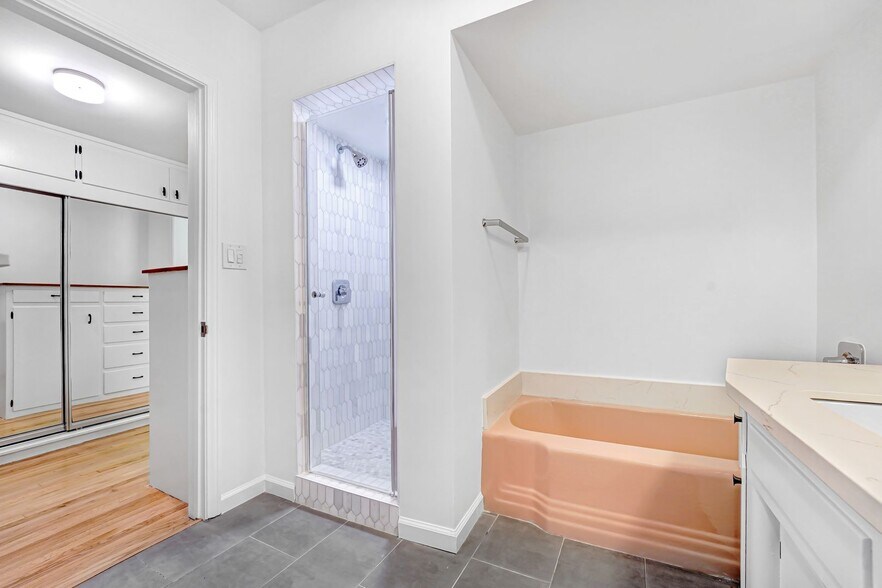 Building Photo - 555 Amalfi Dr