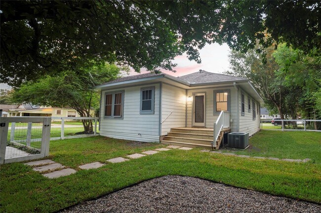 Building Photo - 420 N Live Oak St