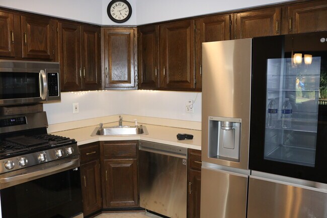 Building Photo - 17 Saxonney Cir