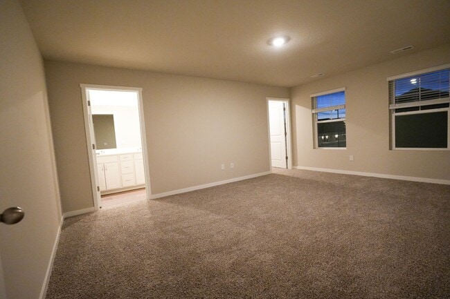 Building Photo - Available April 1st!! Townhome!! Near to I...