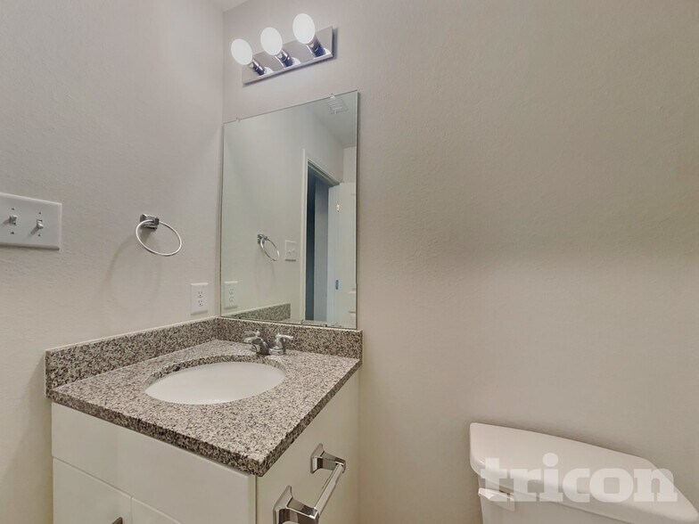 Building Photo - 15672 Del Norte Dr