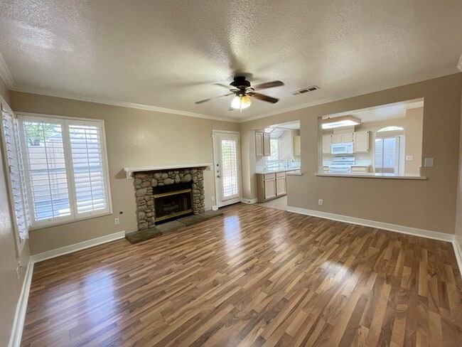 Building Photo - Carry Over Showing: This property has been...