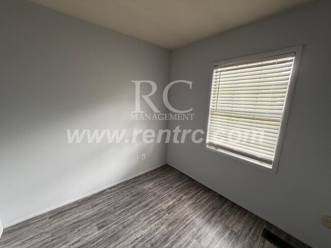 Building Photo - 910 Timberline-