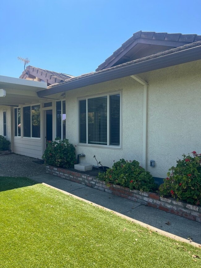 Building Photo - 142 Hillview Dr