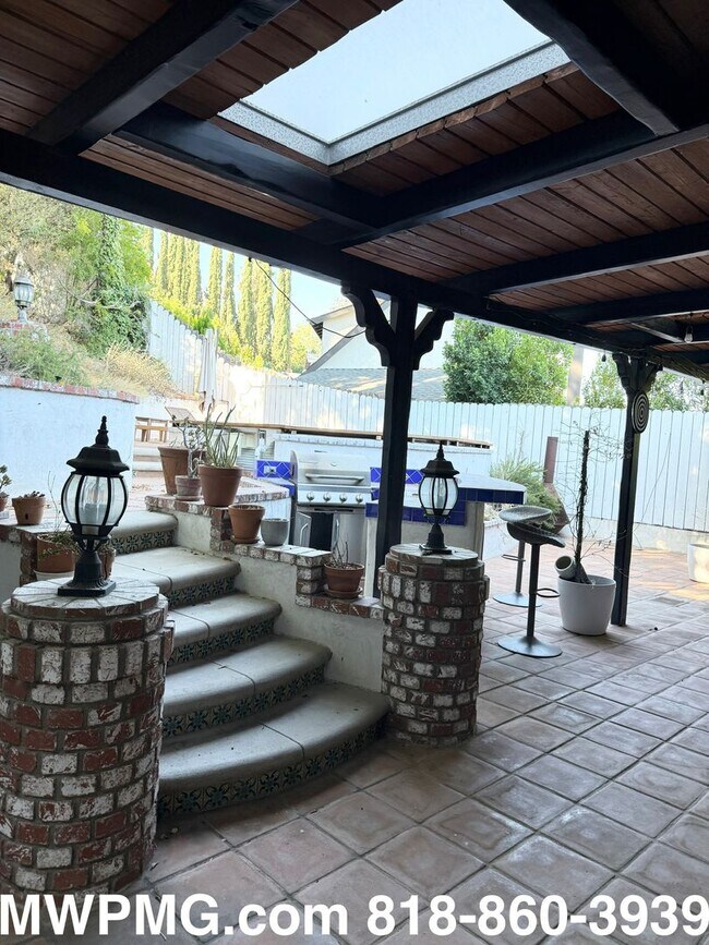 Building Photo - 4Bed 3Bath Woodland Hills home is an absol...