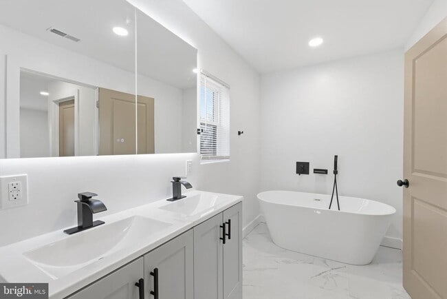 Building Photo - 65 Oaktree Dr