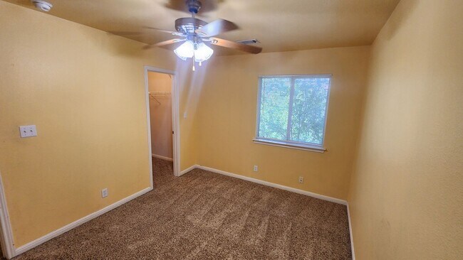 Building Photo - Located In the heart of Stone Oak