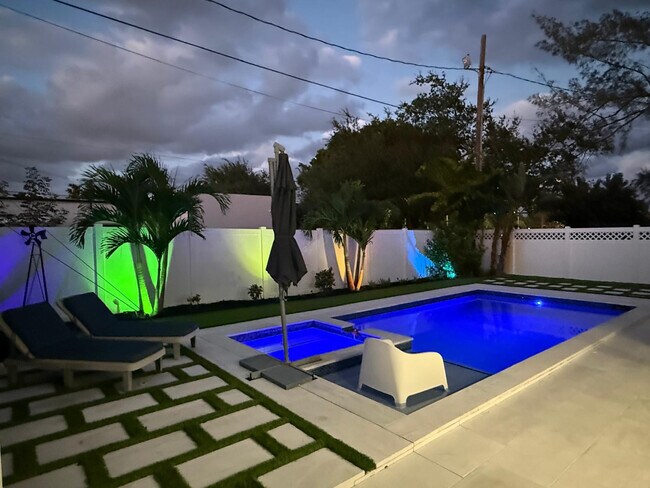 Building Photo - 1637 SE 1st St