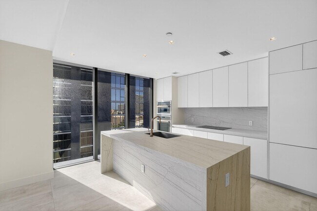 Building Photo - 700 NE 24th St