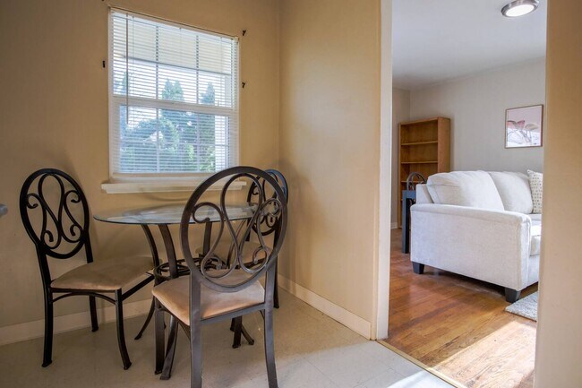 Building Photo - Oakley Fourplex